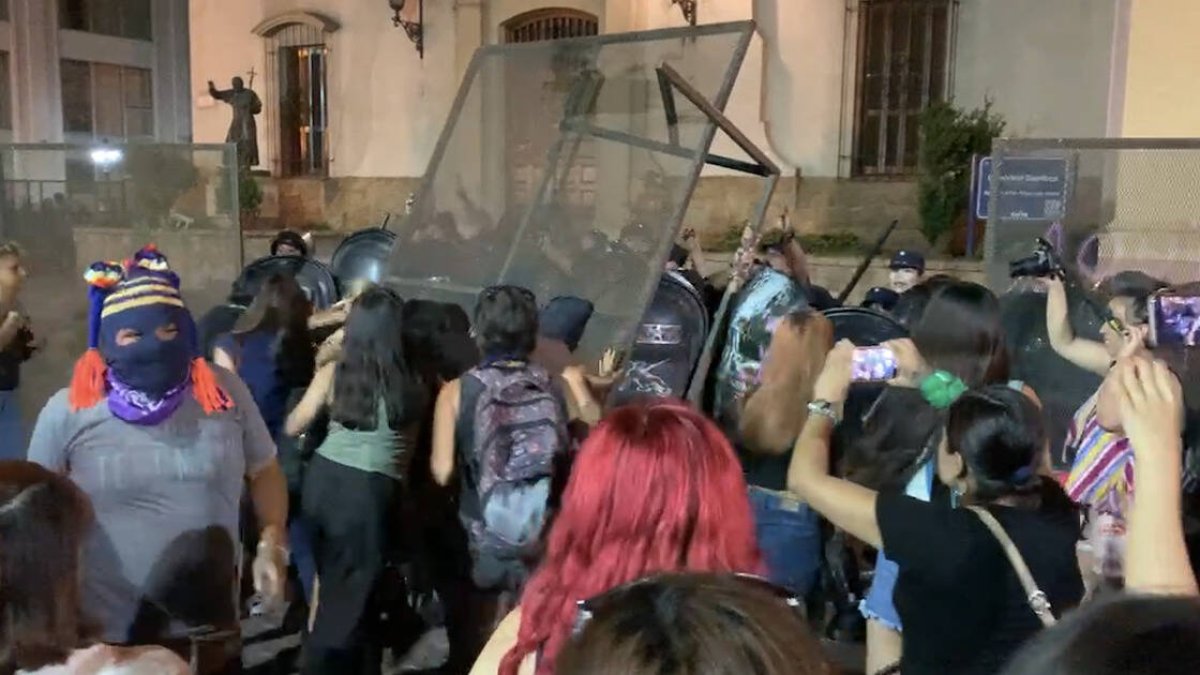El Día Internacional de la Mujer empieza a convertirse en un día para la ira anticristiana, en la imagen se puede ver como grupos feministas intentan atacar la catedral de Salta (Argentina).