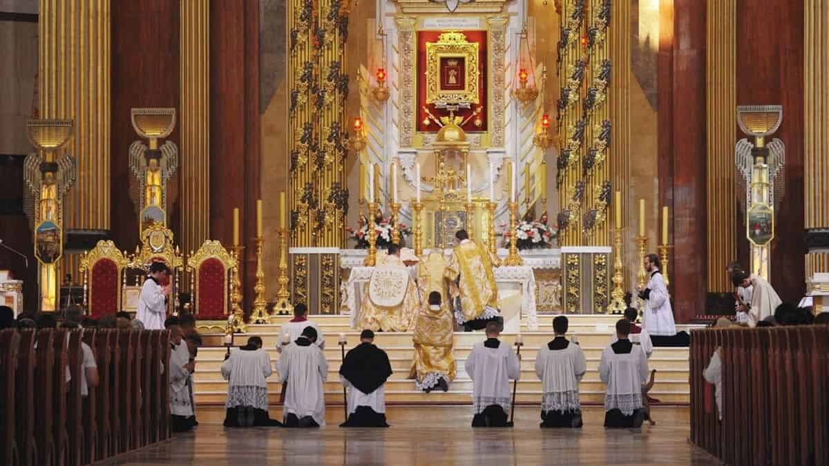 Dios en el centro de la liturgia, la liturgia en el centro de la Iglesia, la Iglesia en el centro de la ciudad: es el 'principio y fundamento' de la doctrina social de la Iglesia.
