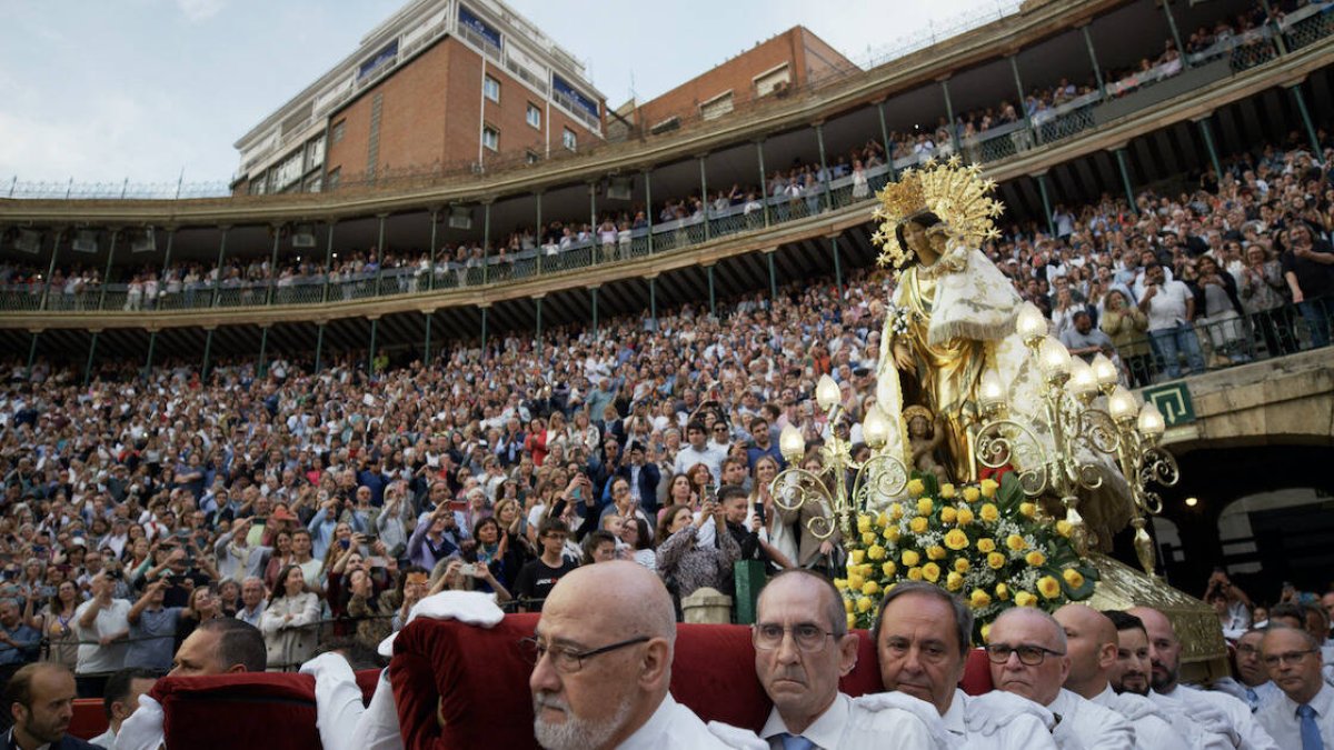 La Virgen quiso despedirse de los presentes dando una vuelta al ruedo, mientras recibía