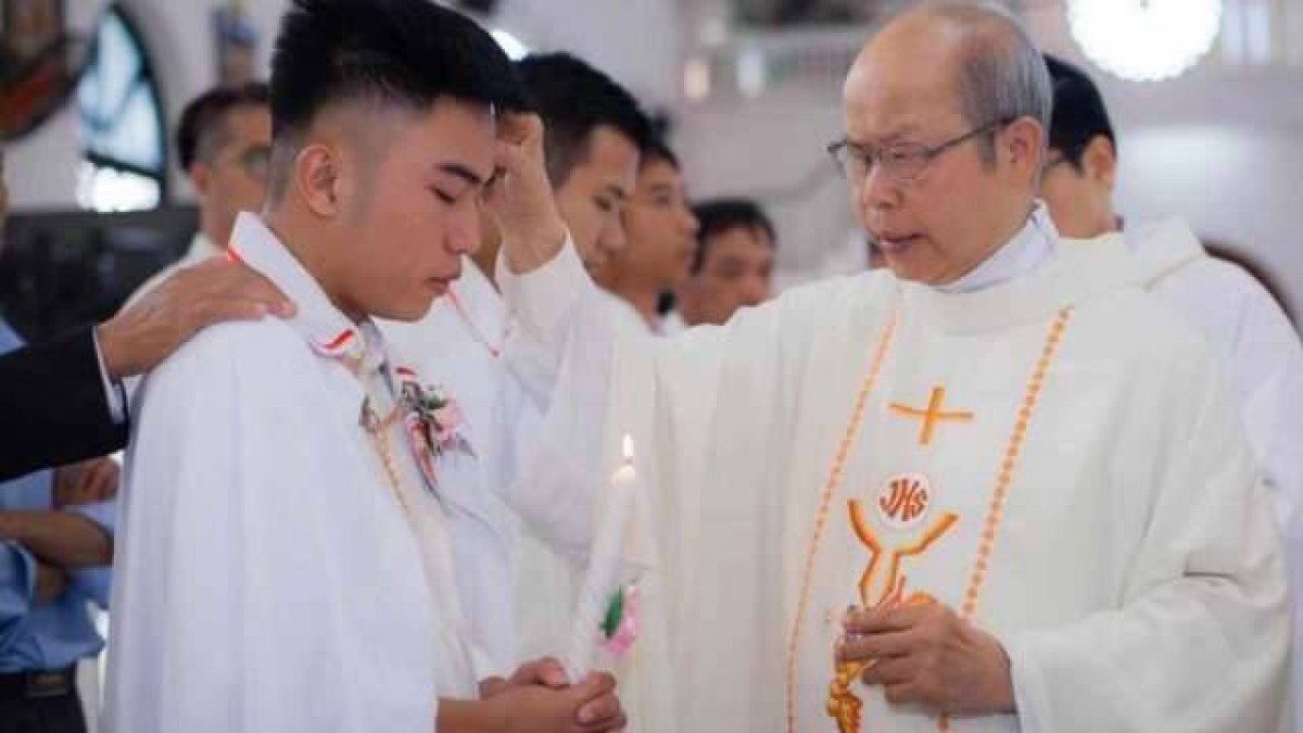Le Dac My, recibiendo el bautismo en la iglesia Ben Ngu, en Hue, el 2 de febrero de 2023.