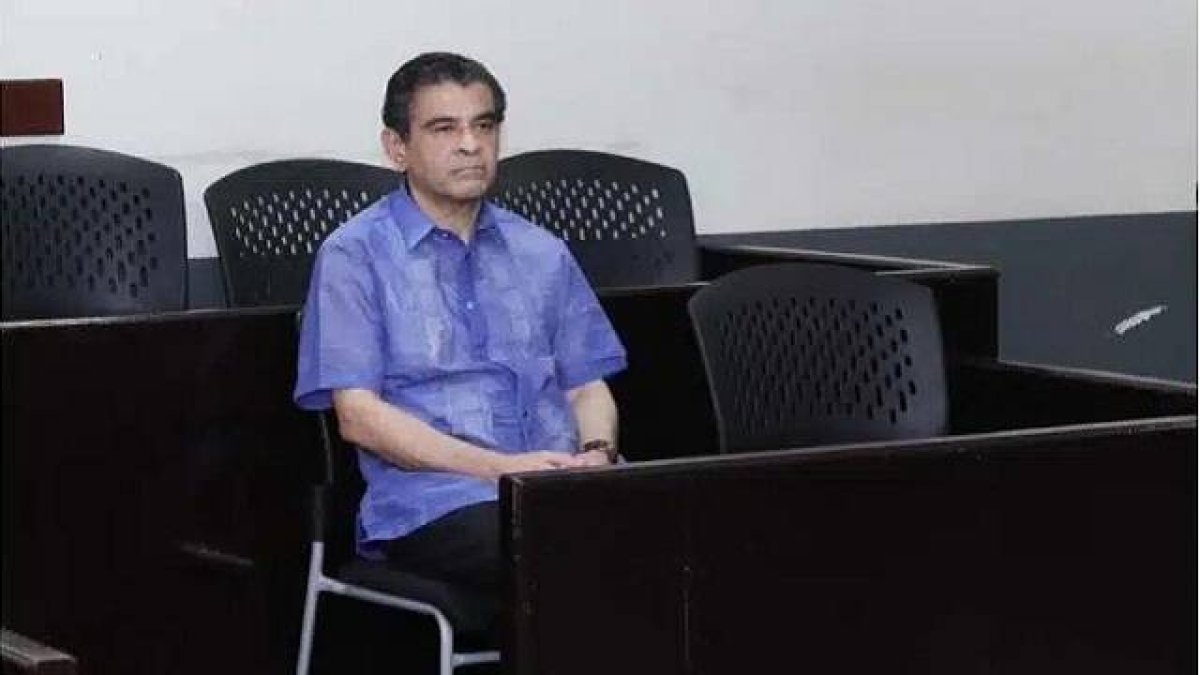 El obispo Rolando Álvarez, en el juicio y despojado de sus vestiduras clericales.