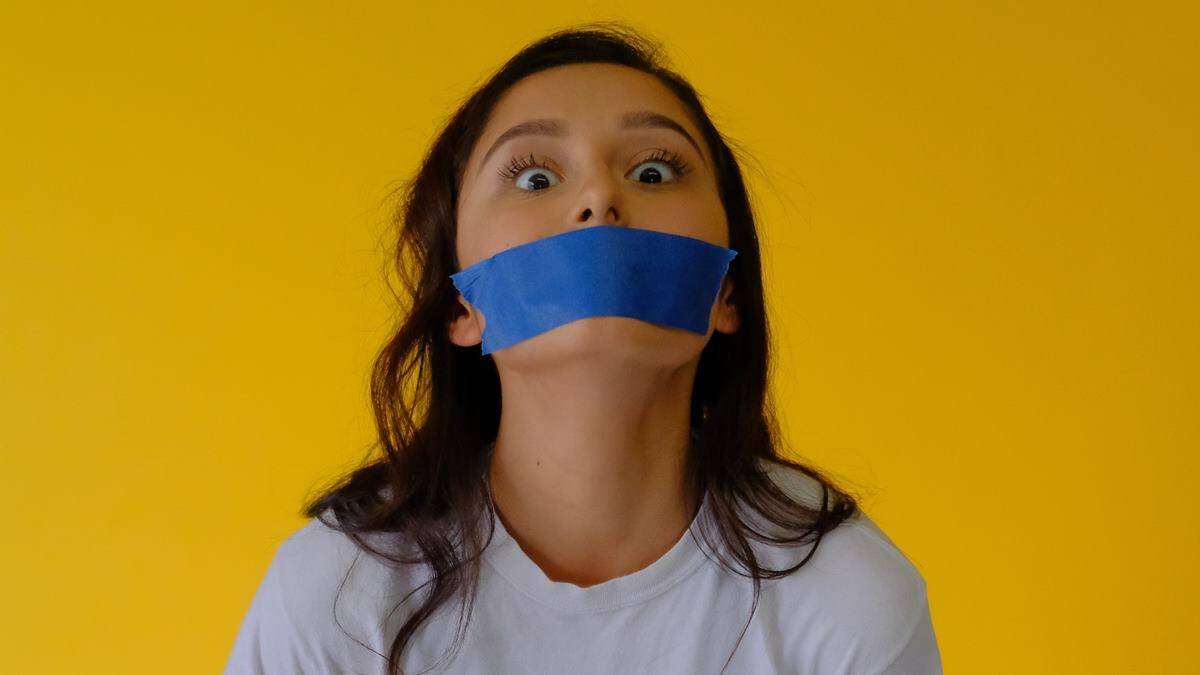 El triunfo de la ideología de la cancelación ha traído a Occidente la quema de libros, la censura del discrepante, la violencia contra el diálogo y el debate, la renuncia a la búsqueda de la verdad. Foto (contextual): Brian Wangenheim / Unsplash.