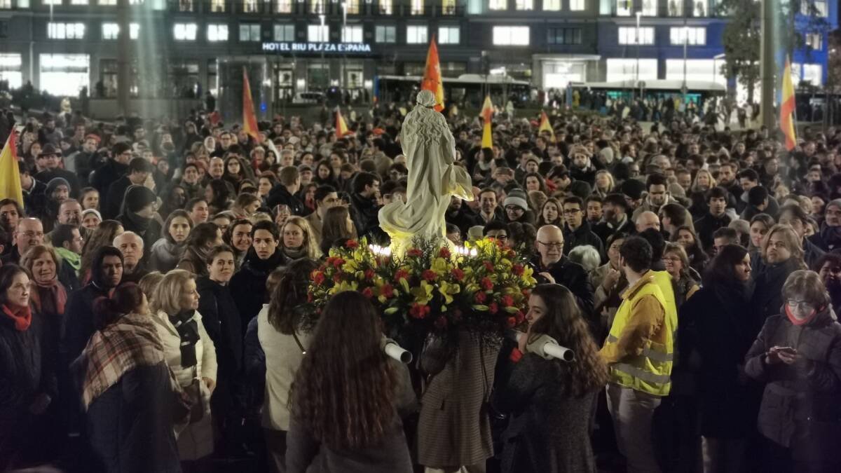 Unas 3.000 personas asistieron a la tercera edición del Rosario por la Juventud de España, que contó con la presencia del cardenal Osoro (Fotos: J.M.C.).