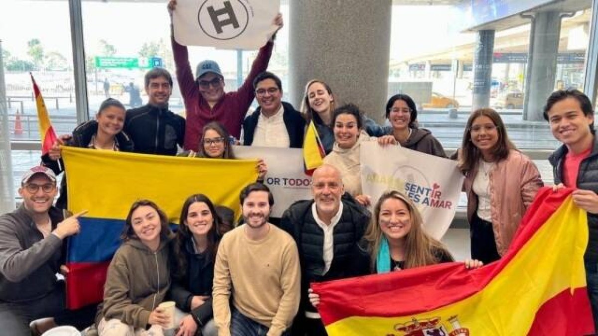 Lorenzo Ovalle, tras su regreso a la fe, con José Pedro Manglano y otros miembros de Hakuna España y Colombia.