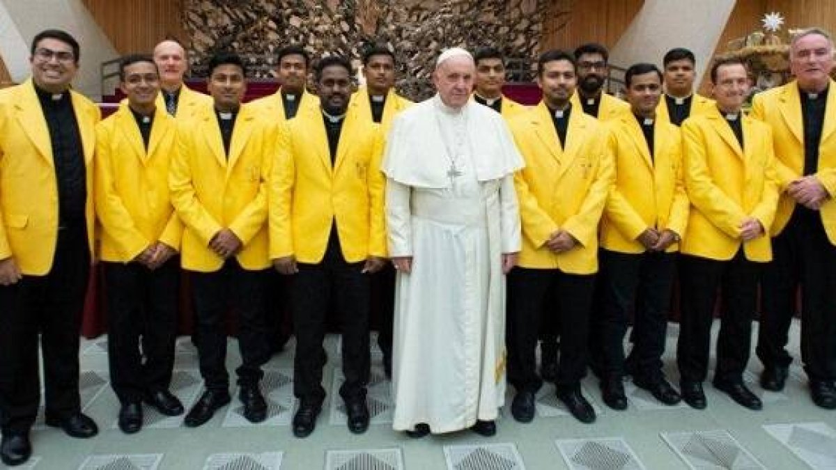El Papa Francisco con los sacerdotes y seminaristas del equipo de cricket vaticano, de Inglaterra, Irlanda, India, Pakistán, Sri Lanka