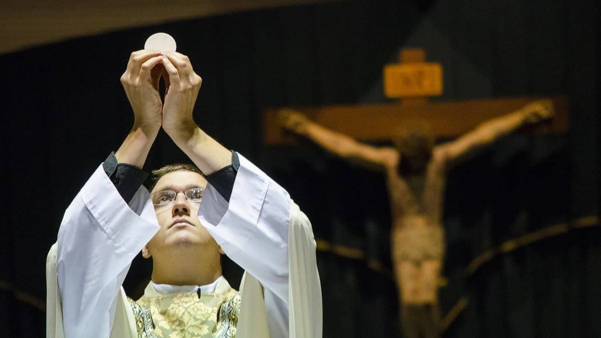 Mostrar a los católicos la importancia y el bien que hace la Eucaristía debe ser una prioridad en la Iglesia.