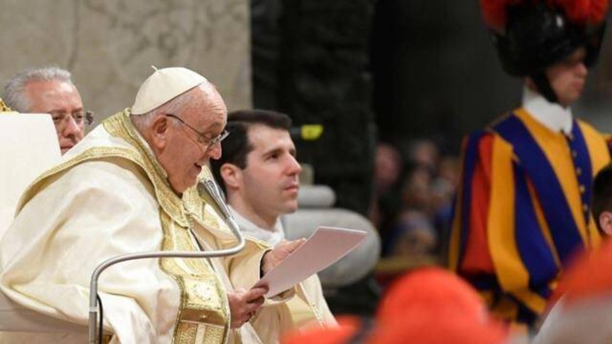 Francisco, durante la homilía de la Vigilia Pascual, guiada por una idea: el regreso a la Galilea personal de cada uno. Foto: Vatican Media.