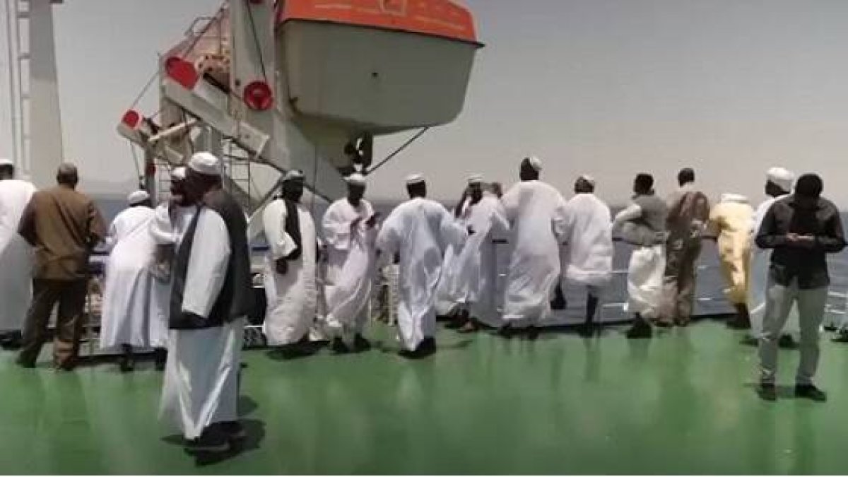 Sudaneses en Puerto Sudán, en el Mar Rojo, uno de los puntos para salir del país y escapar de la violencia