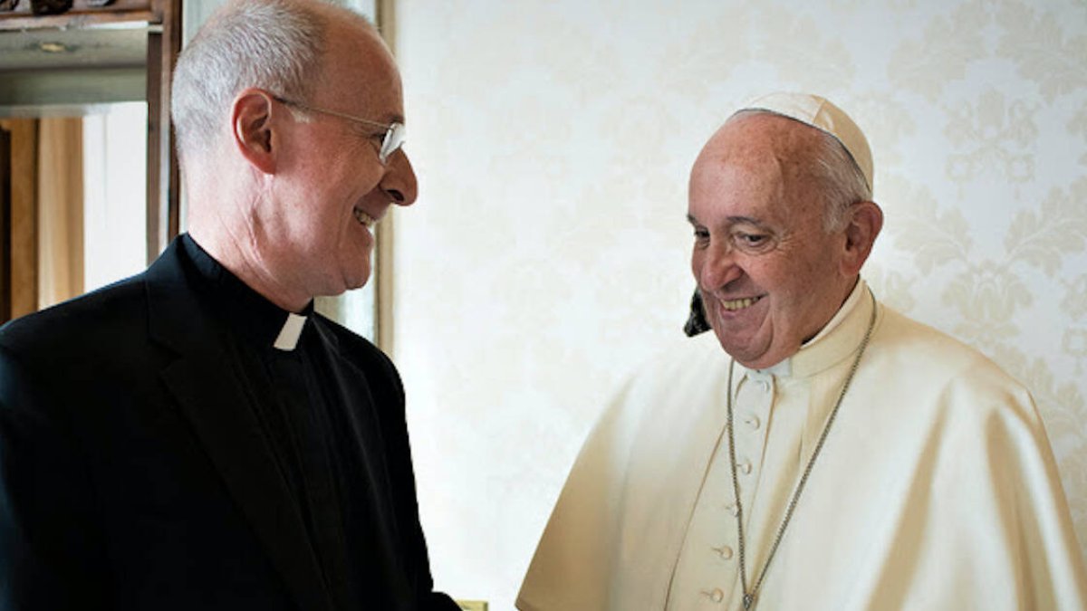 El Papa escribe una carta al sacerdote James Martin, dedicado al apostolado con personas homosexuales, en la que matiza sus palabras: