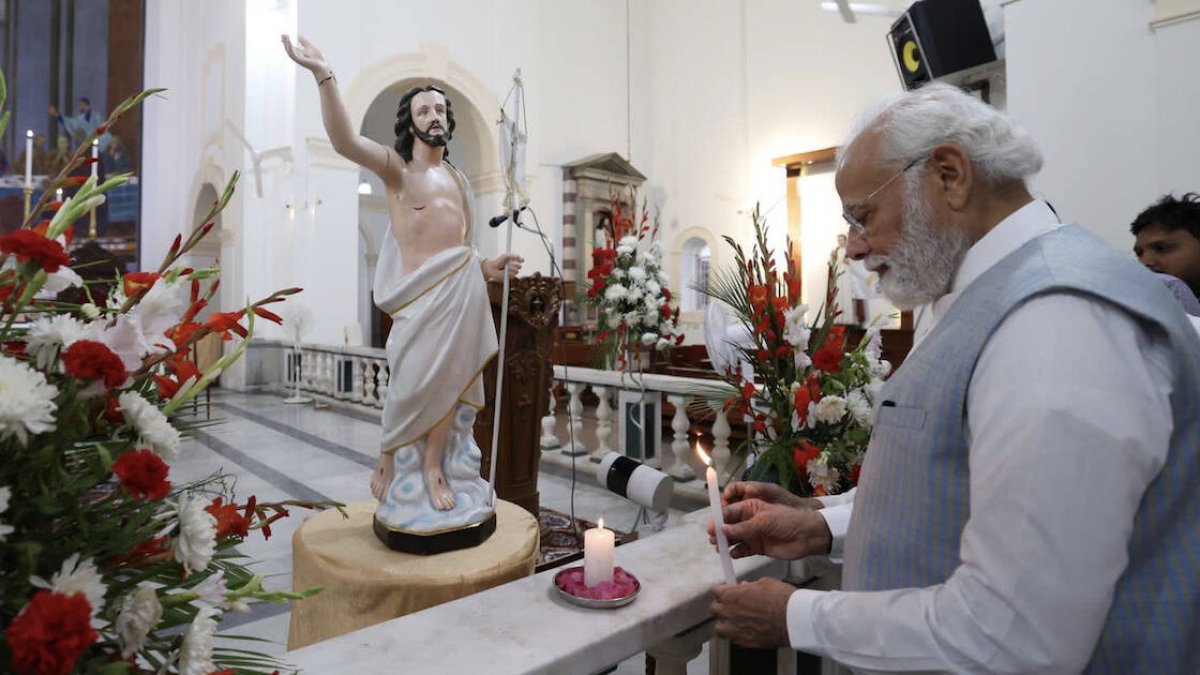 El primer ministro Narendra Modi visitó la iglesia del Sagrado Corazón por Pascua y publicó un tuit en el que deseó que fuera una fiesta de armonía.