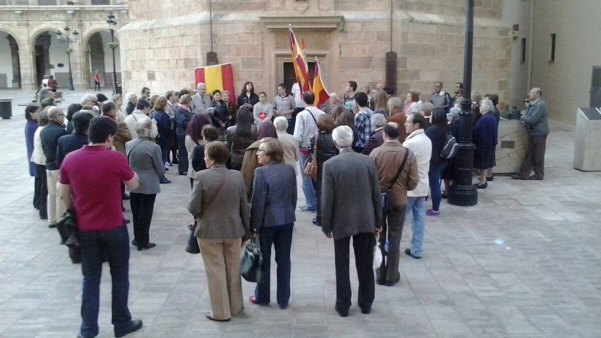 Decenas de asistentes y voluntarios al Rosario por España celebrado en la ciudad de Valencia, este 12 de febrero.