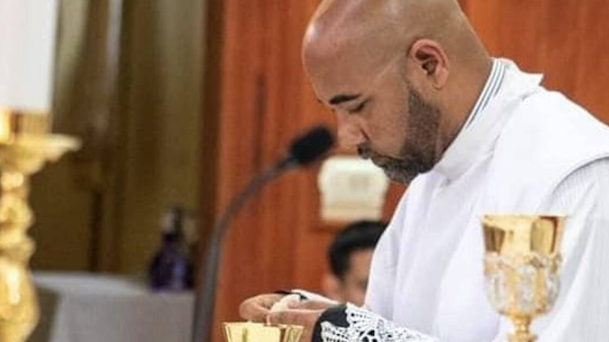 El sacerdote fue detenido por la Policía el 3 de abril, Lunes Santo, al término de la Misa Crismal. Las autoridades presentaron falsas acusaciones contra él, lo llevaron a la frontera con Honduras y lo abandonaron a su suerte.