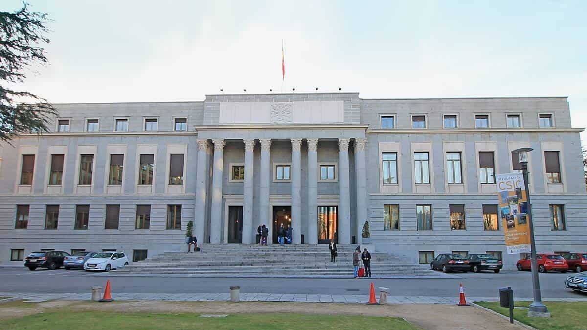 Edificio central del Centro Superior de Investigaciones Científicas, fundado en 1939, nada más concluida la Guerra Civil, convirtiéndose en poco tiempo en una institución investigadora reconocida internacionalmente. Foto: Wikipedia.