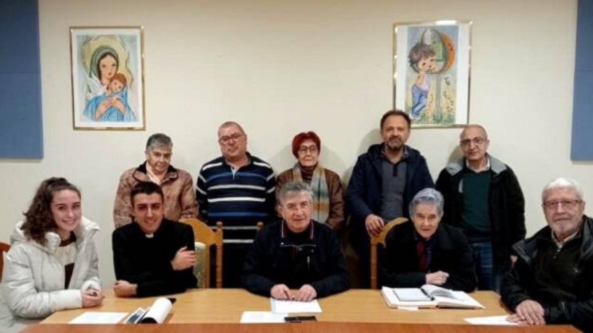 Un consejo parroquial en La Bañeza, León, con su sacerdote y sus parroquianos laicos