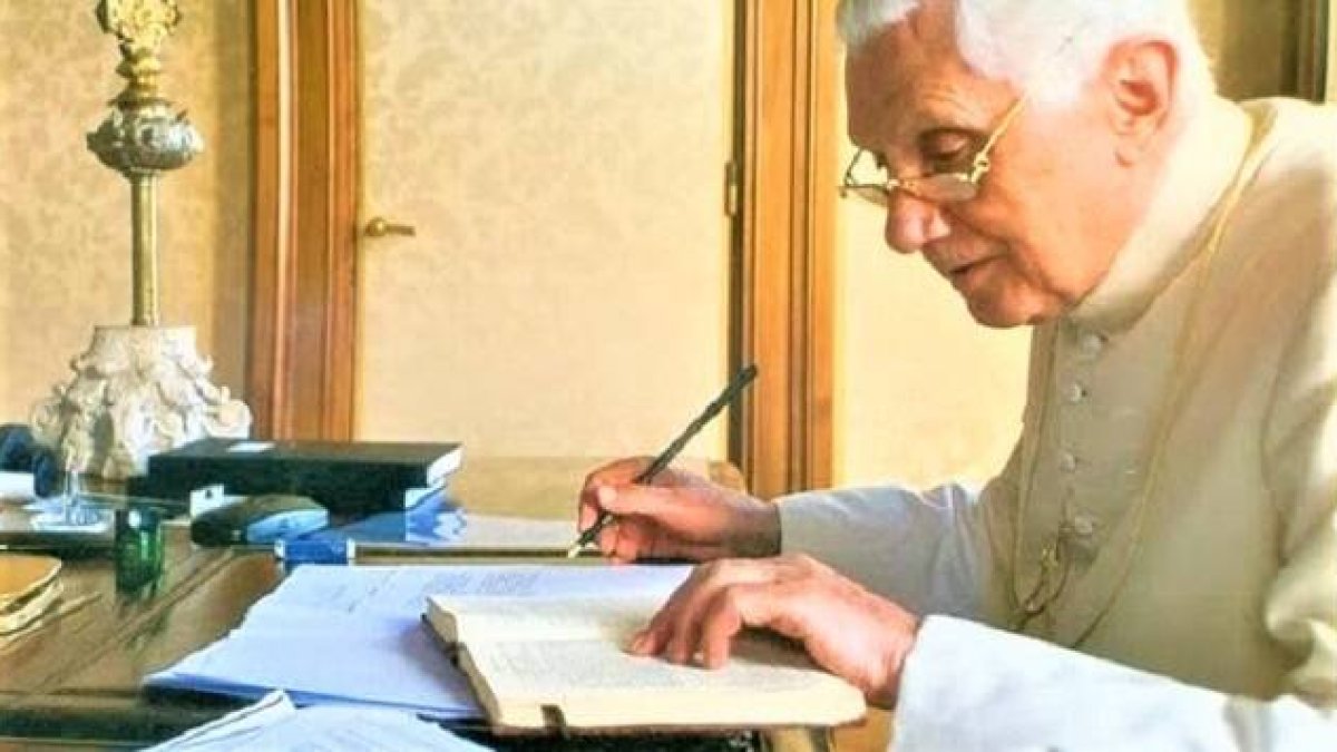 Benedicto XVI, Biblia en mano, prepara un escrito... su obra escrita perdura y ayudará a muchas personas si se difunde