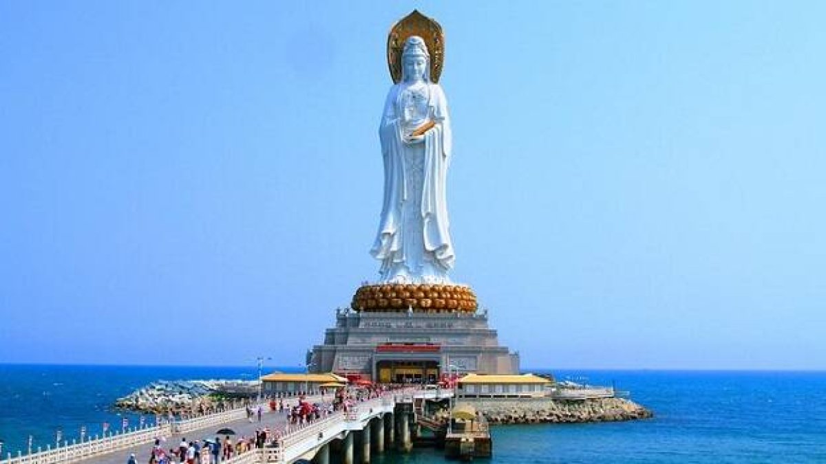 La estatua de 108 metros de la diosa o bodisatva Guanyin es el símbolo de una isla turística donde la Iglesia está resurgiendo