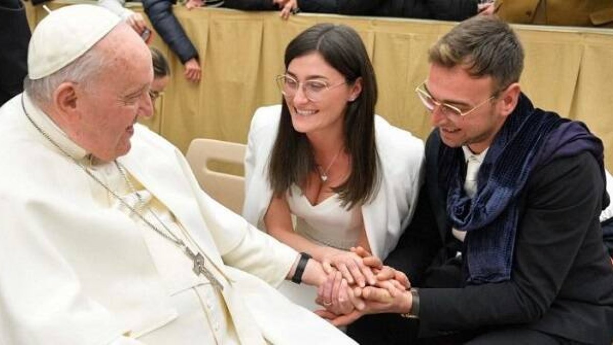 Francisco saluda a un joven matrimonio en su audiencia pública de miércoles