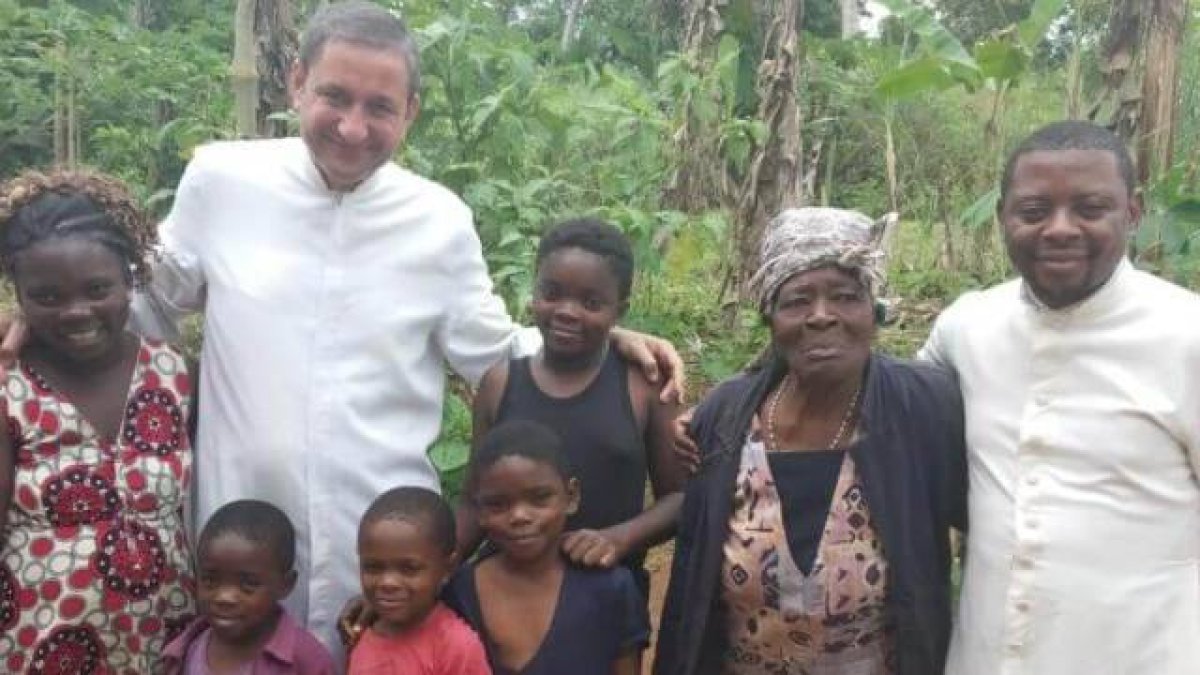El sacerdote sevillano del Opus Dei en Camerún Alfonso Romero, recordó a los tres jovenes voluntarios fallecidos en un accidente de autobús de camino al proyecto solidario que preparaban.