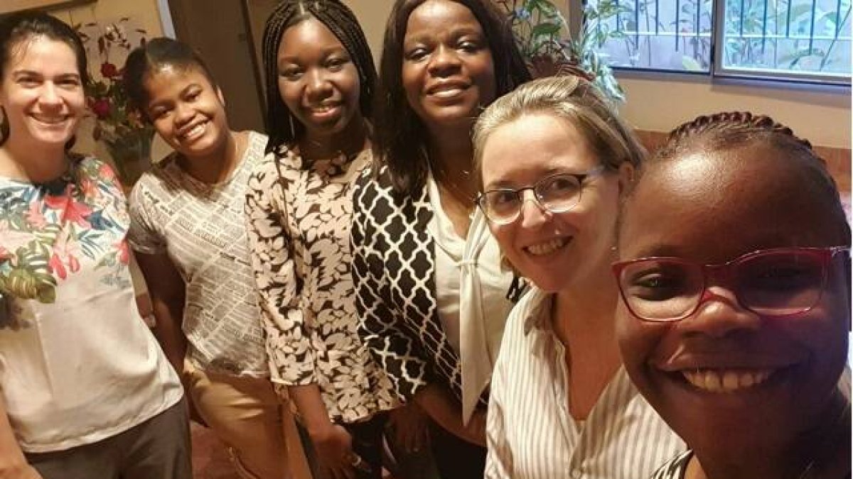 Candelas Varela con alumnas de enfermería en Congo; a la izquierda, Sofía, una voluntaria mexicana