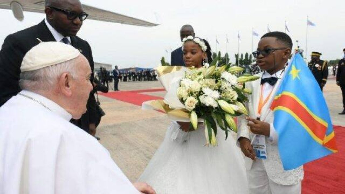 Francisco, tras su llegada al Congo, ha sido recibido por una muchedumbre de fieles y algunas autoridades del que es el país más católico de África.