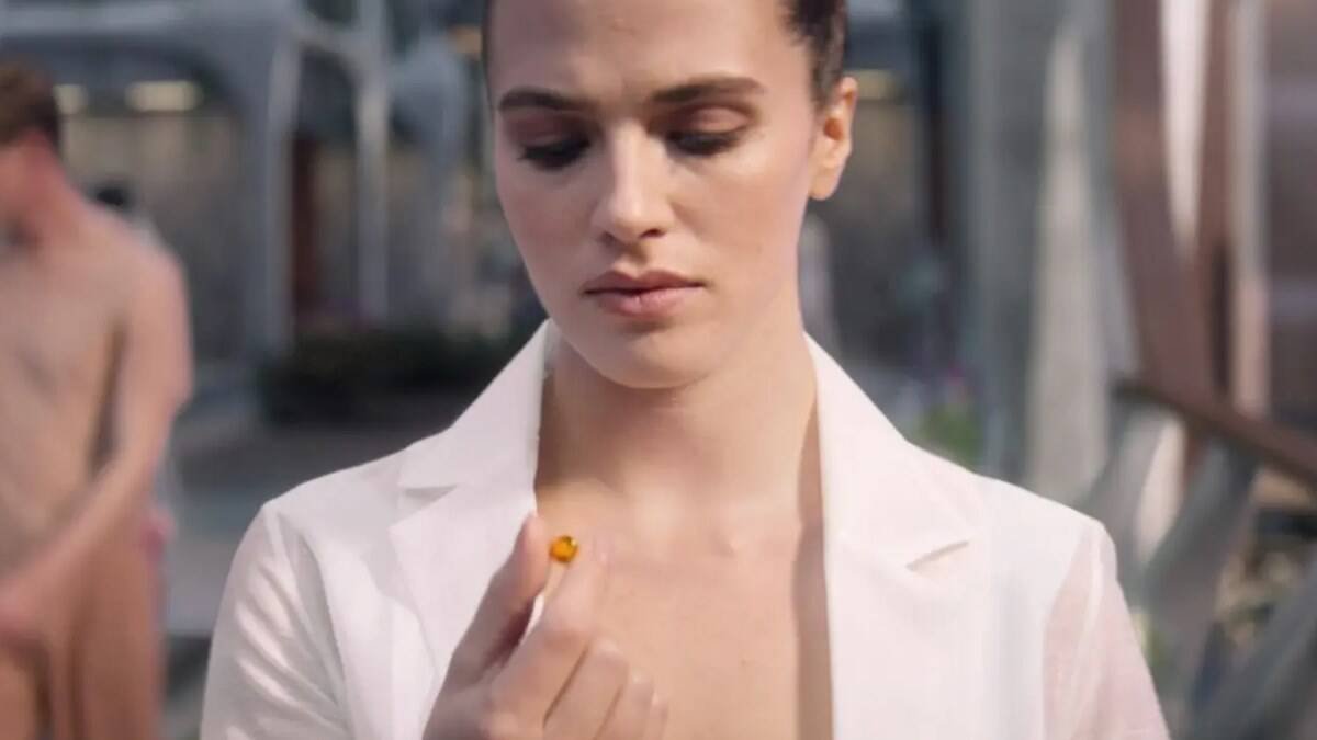 La 'libertad sexual' es la pastilla de soma que deja satisfechos a los súbditos para facilitar su sumisión. En la imagen, Jessica Brown Findlay en la serie de televisión 'Un mundo feliz' (2020), basada en la novela distópica de Aldous Huxley.