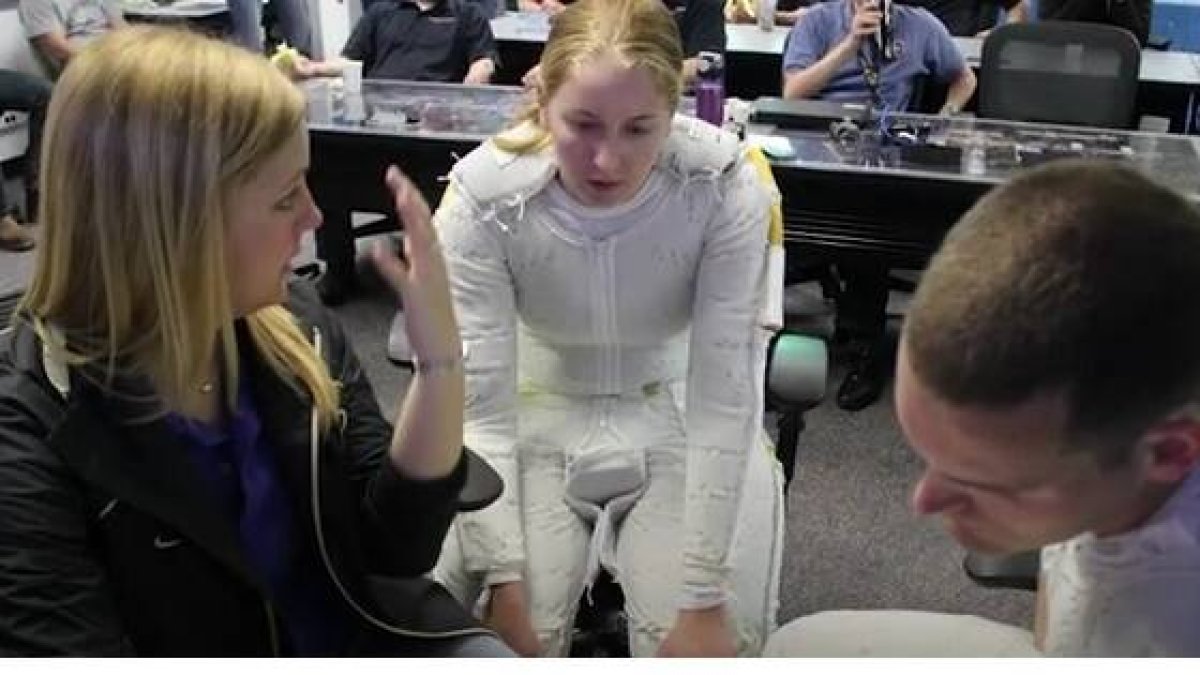 Allissa Battocletti es quien enseña a los astronautas a caminar por el espacio y les ayuda desde control de misión