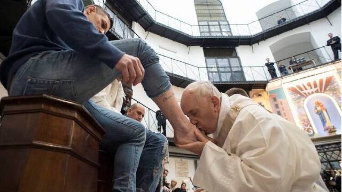 Papa Francisco en la prisión de Regina Coeli en 2018... en la pequeñez y el servicio ve la ternura de Dios