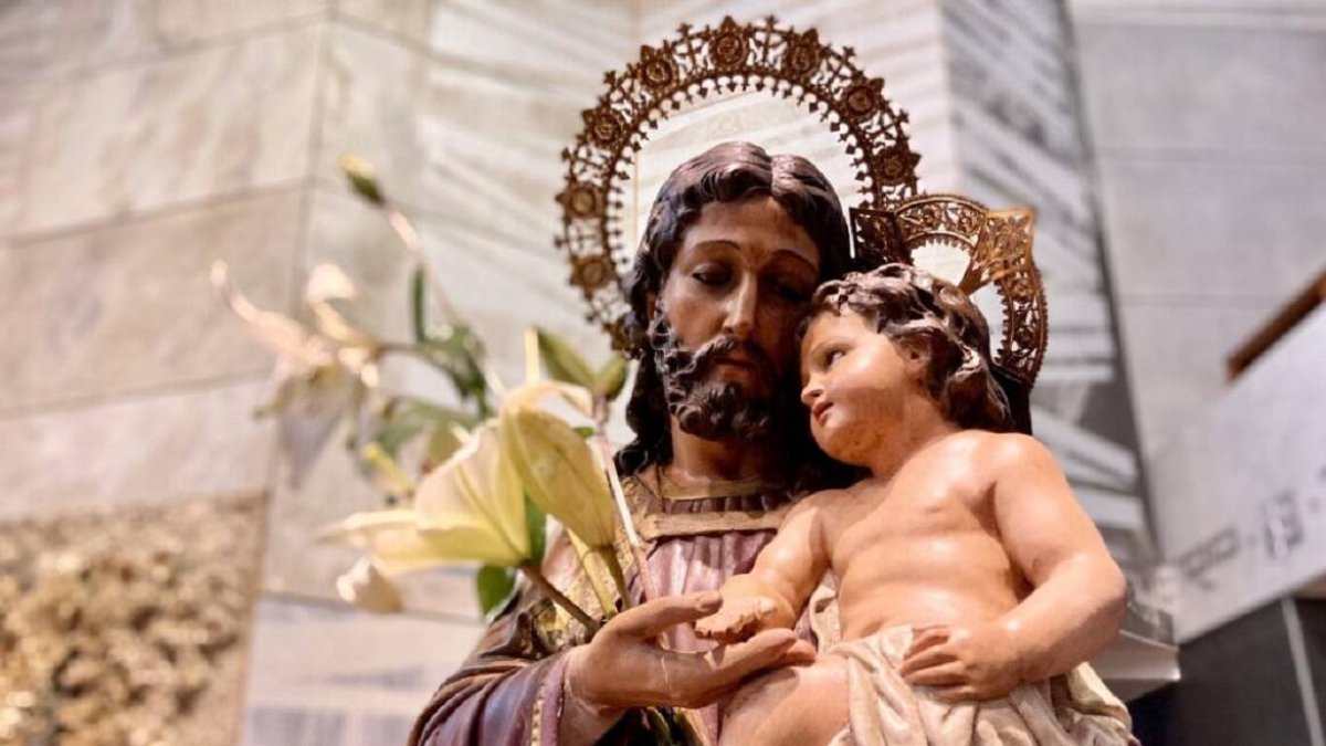En el arte, San José aparece en la mayoría de las representaciones acompañando a Jesús.