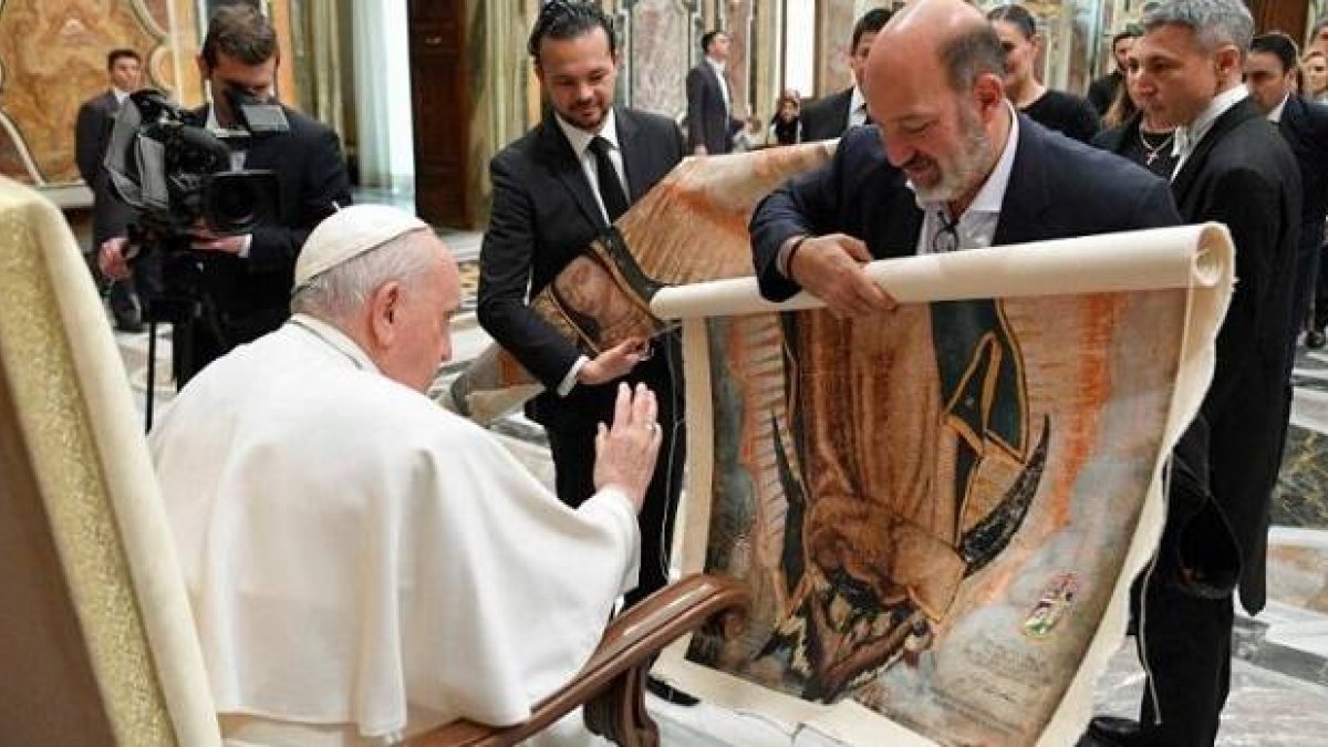 El Papa Francisco bendijo una imagen de la Virgen de Guadalupe que le llevaron unos empresarios mexicanos