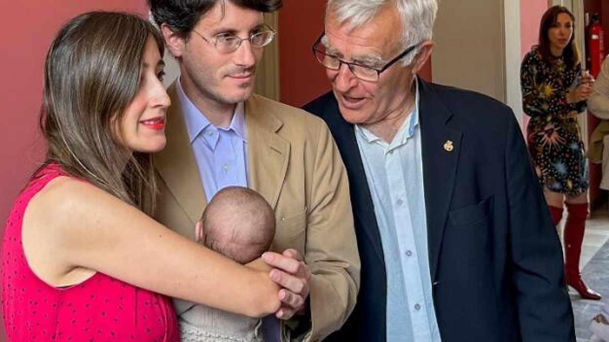 El alcalde de Valencia, Joan Ros, con dos compañeros de su partido, Compromís, en plena campaña electoral, convocan a la prensa al primer bautizo civil de la ciudad