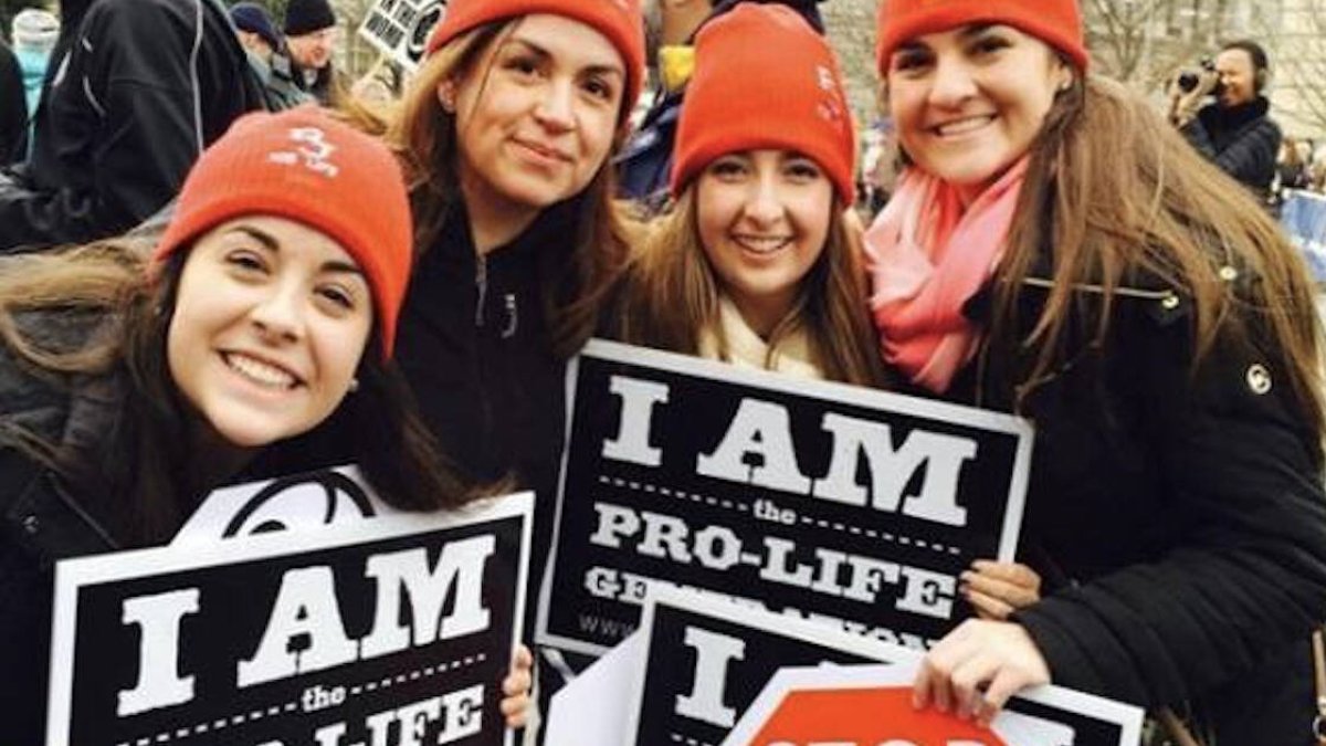 La nueva legislación hace que sea ilegal ayudar a una persona menor de 18 años a hacer un aborto, llevarla a hacia un estado donde el procedimiento sea legal o proveerle de píldoras abortivas.