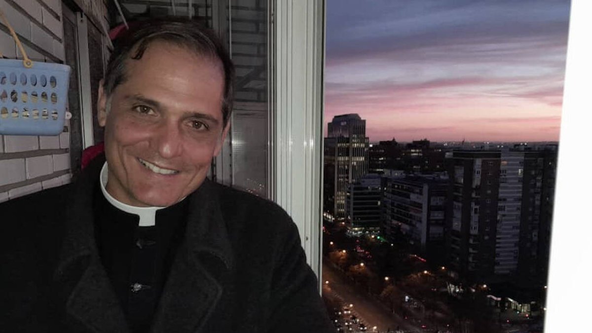 Castor José Álvarez Devesa es un sacerdote cubano que realiza su misión entre las comunidades rurales de la isla: