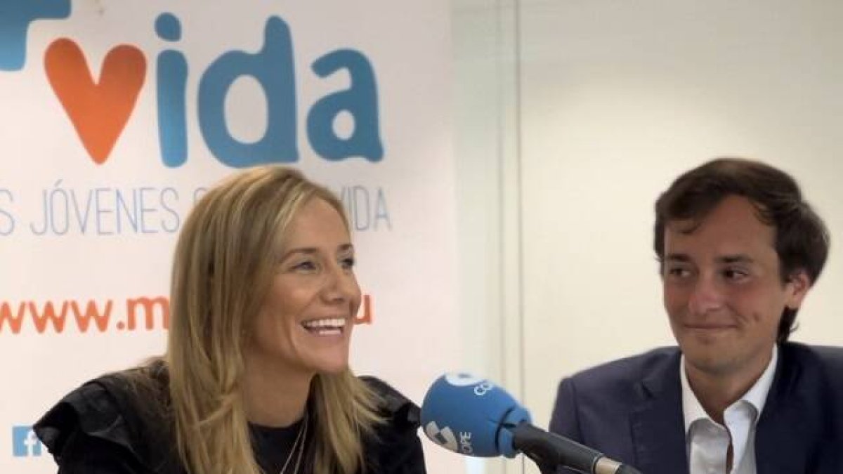 La instagramer Paloma Martínez y Álvaro Ortega, de Fundación Más Vida, presentan su campaña de recogida de leche para bebés