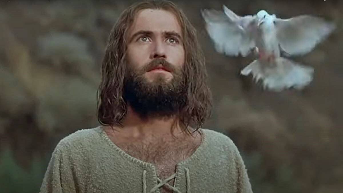 El Bautismo de Jesús en el Jordán, donde se escuchó la voz del Padre y el Espíritu se hizo presente en forma de paloma (Mc 1, 7-11), es uno de los momentos de manifestación trinitaria de los Evangelios. En la imagen, en una escena de 'Jesus Film Project'.