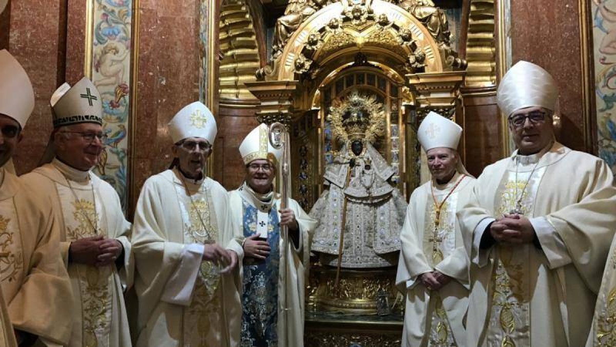 Varios de los prelados asistentes al hermanamiento guadalupano, en el camarín de la Virgen, flanqueada a su derecha por el arzobispo de Toledo, Francisco Cerro, y a su izquierda por el cardenal arzobispo de México, Carlos Aguiar. Foto: Jorge López Teulón.