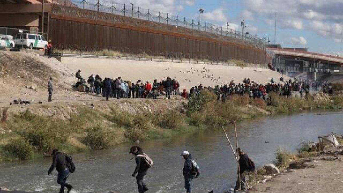 Migrantes en El Paso, en la frontera entre México y EEUU, donde se da una crisis migratoria y humanitaria