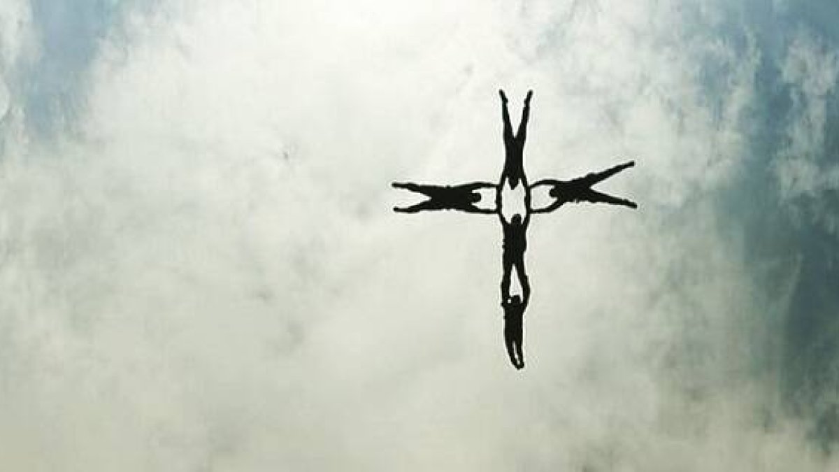 Un obispo, tres curas y un monitor forman una cruz en caída libre en los cielos de los Altos Alpes, en Francia