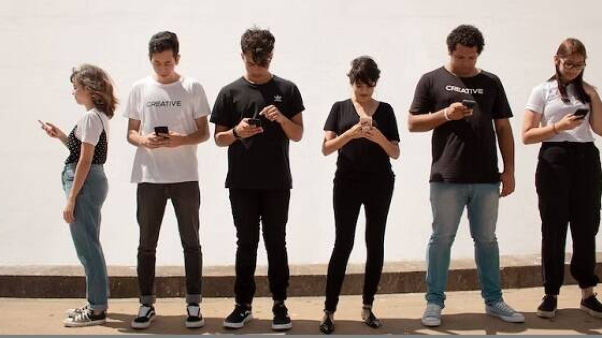 Los padres no deben dejar que los iPhones enseñen a los adolescentes la verdad del amor y el sexo