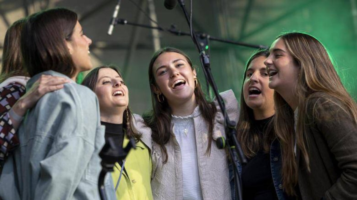 Cantantes de Hakuna en la Fiesta de la Resurrección en la Plaza Cibeles de Madrid - foto de Efe