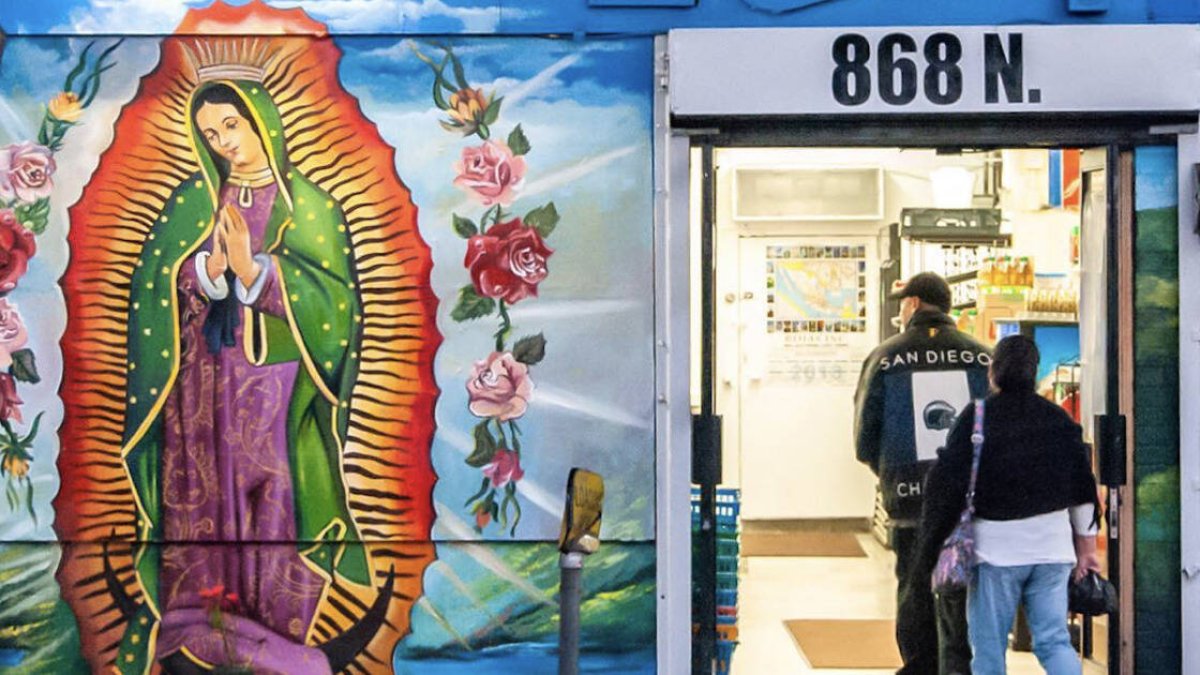 En la ciudad de Los Ángeles (EE.UU.) sale cada tarde a pasear un pequeño ejército de fotógrafos. Su objetivo: retratar la imagen de la Virgen de Guadalupe antes de que se la lleve por delante la llamada gentrificación.