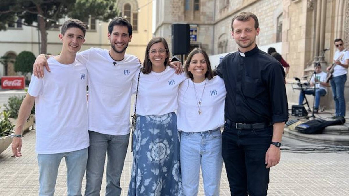 Javier y Nuria crearon en 2019 una marca de ropa para llevar a Dios a todos los rincones: