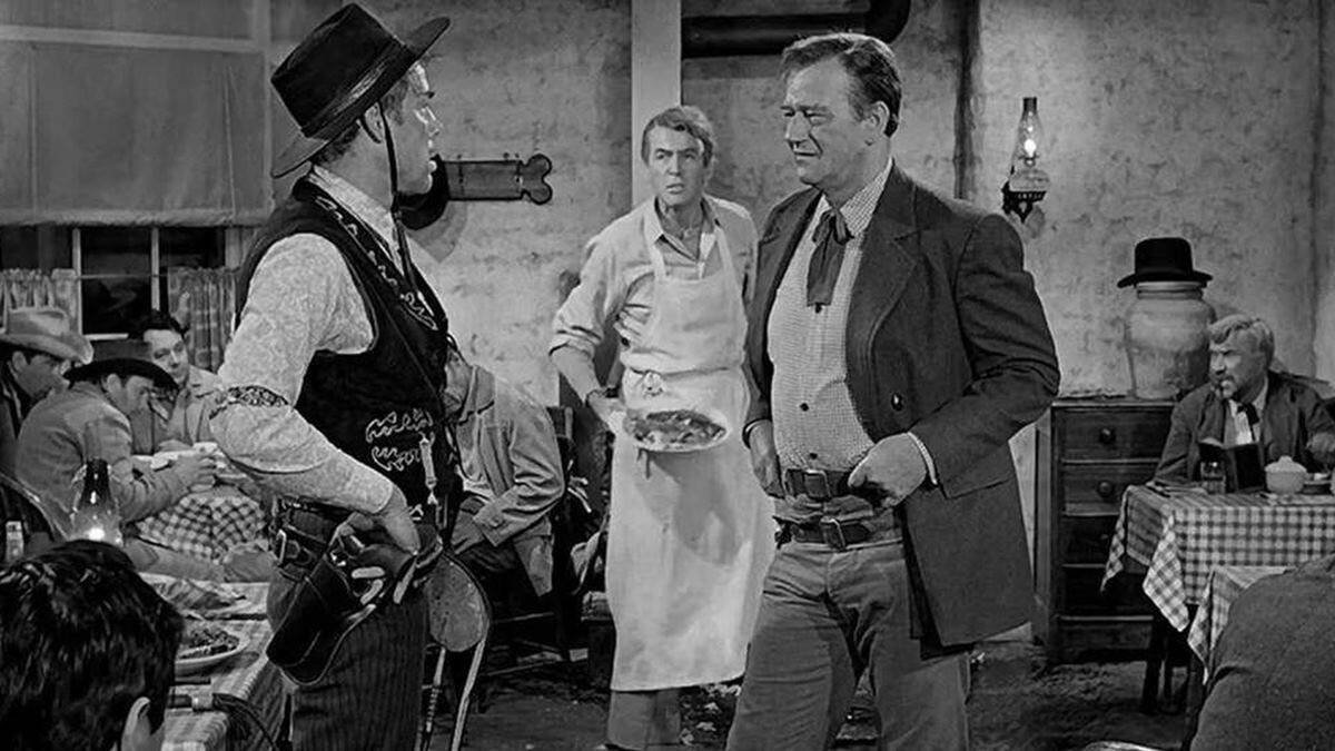 Lee Marvin, James Stewart y John Wayne en una escena de 'El hombre que mató a Liberty Valance' (1962) de John Ford. El 'malo' es, por supuesto, el hombre del sombrero negro.