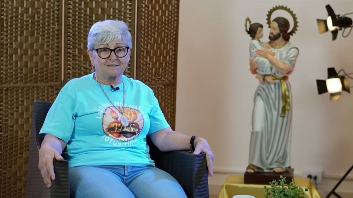 En 2009, unos sicarios asesinaron al hijo menor de Consuelo Hoyos, cuando ella se encontraba sirviendo en un retiro de Lazos de Amor Mariano: aunque decidió perdonar interiormente, Dios la llevó a encontrarse con los verdugos para perdonar y sanar.