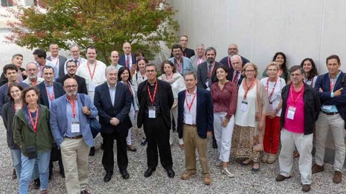 Una foto de grupo del primer encuentro de la Sociedad de Científicos Católicos en Pamplona en 2022