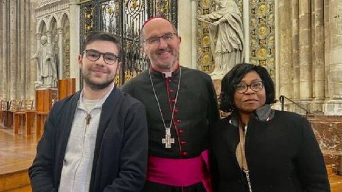 El joven Maxime, el obispo de Amiens y Sidonie cuentan su camino hacia el bautismo