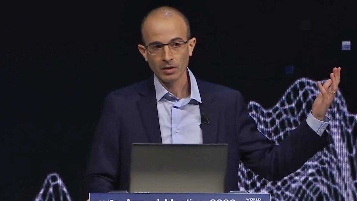 Yuval Noah Harari, durante su intervención en el foro de Davos en 2020. Harari es el 'intelectual orgánico' del Gran Reinicio de la dictadura globalista.