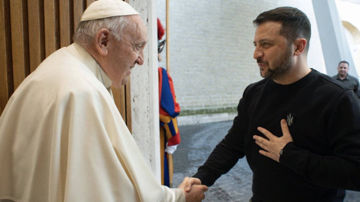 El Papa Francisco salió a recibir al presidente de Ucrania hasta la misma puerta del Aula Pablo VI del Vaticano. Se trata de la segunda reunión entre ambos líderes.