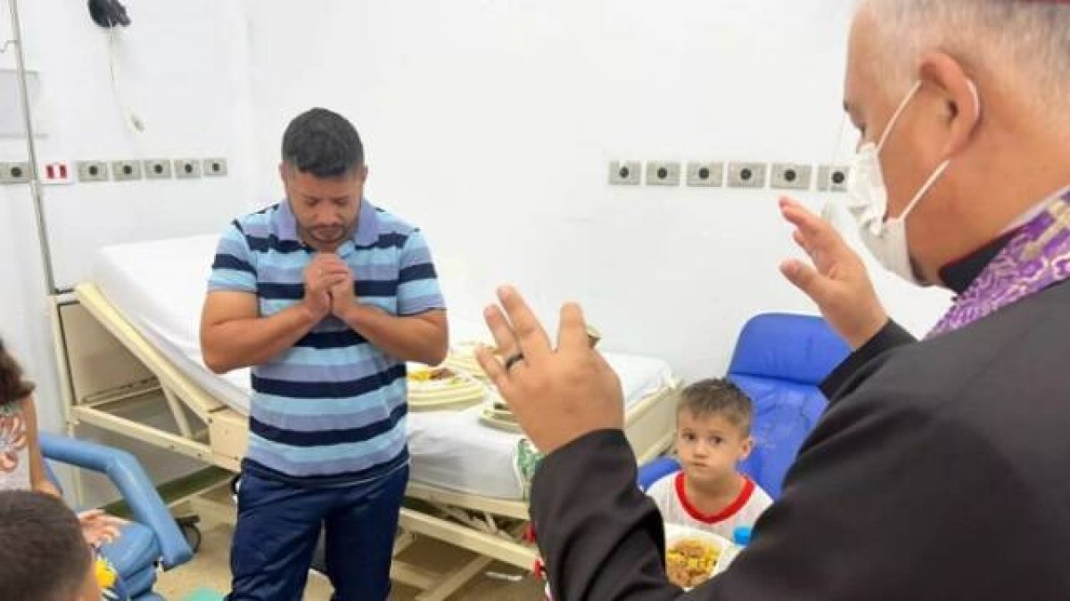 El obispo de Registro, Dom Manoel Ferreira, visitó los hospitales donde fueron llevadas las víctimas del accidente mortal de un autobús que transportaba a 50 peregrinos a Nuestra Señora de la Aparecida.