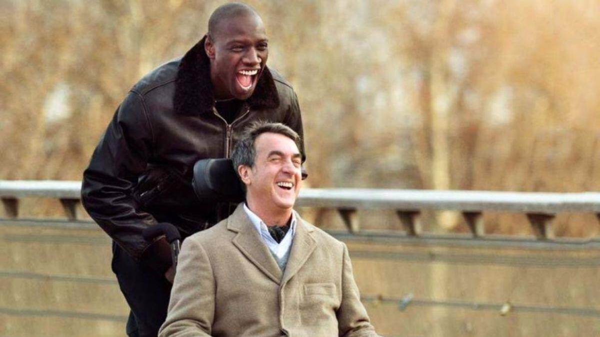 François Cluzet, en silla de ruedas, y Omar Sy, empujándola, interpretaron respectivamente a Philippe Pozzo di Borgo y Abdel Seliou en 'Intocable' (2011), uno de los mayores éxitos internacionales en la historia del cine francés.