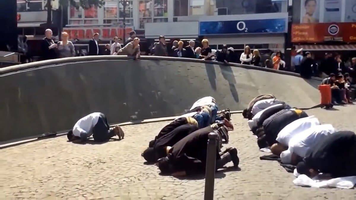 Rezo musulmán en una calle de Alemania. Una escena cada vez menos insólita en las grandes ciudades europeas.